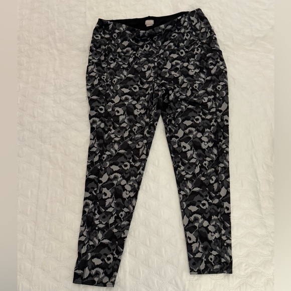 Chicos Zenergy Black/Gray/White Floral Athletic Crop Legging Pant Womens 3 US 16 - Picture 1 of 6